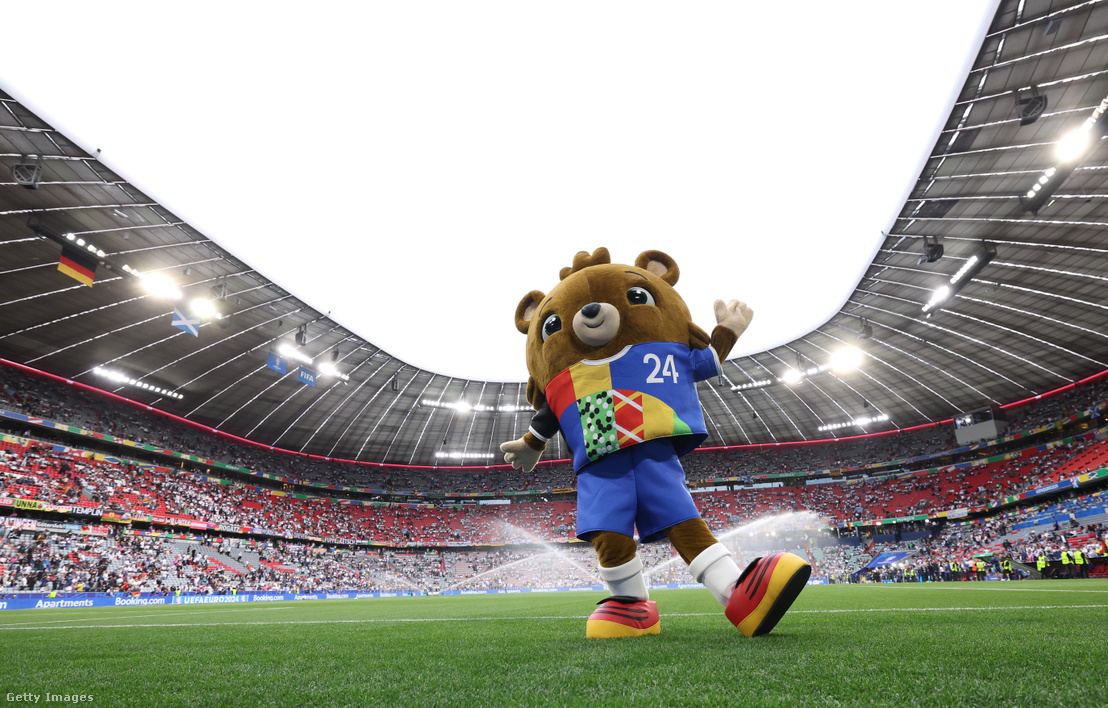 Albart, az UEFA EURO 2024 hivatalos kabalafigurája a müncheni futballarénában 2024. június 14-én Münchenben