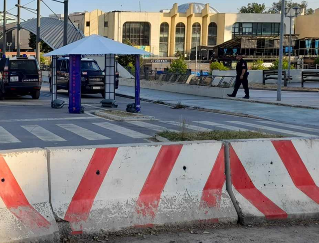 Lezárt híd a koszovói Mitrovicán, hogy távol tartsák egymástól az ott élő szerbeket és albánokat