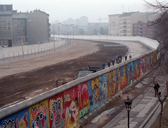 A belnémet határ Berlinben éket vert a város két felében élők közé