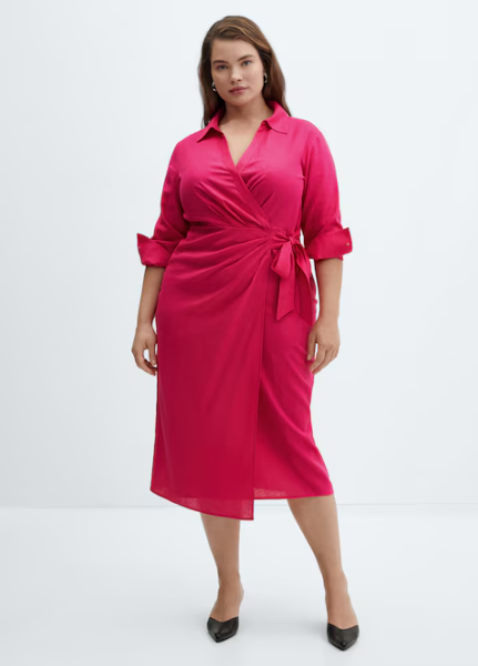 A Mango pink ruhája ultranőies, ráadásul átlapolós felsőrészének és kötős derekának köszönhetően erősen karcsúsít, sőt a dekoltázst is kiemeli. 16 995 forintba kerül.