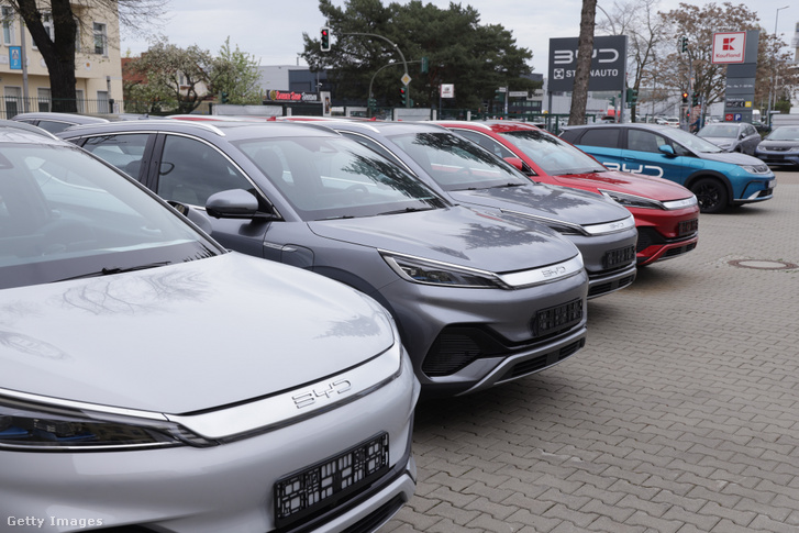 BYD elektromos autók állnak egy márkakereskedésben