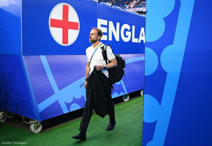 Gareth Southgate, Anglia vezetőedzője megérkezik a stadionba a Szerbia–Anglia UEFA EURO 2024 csoportmérkőzés előtt