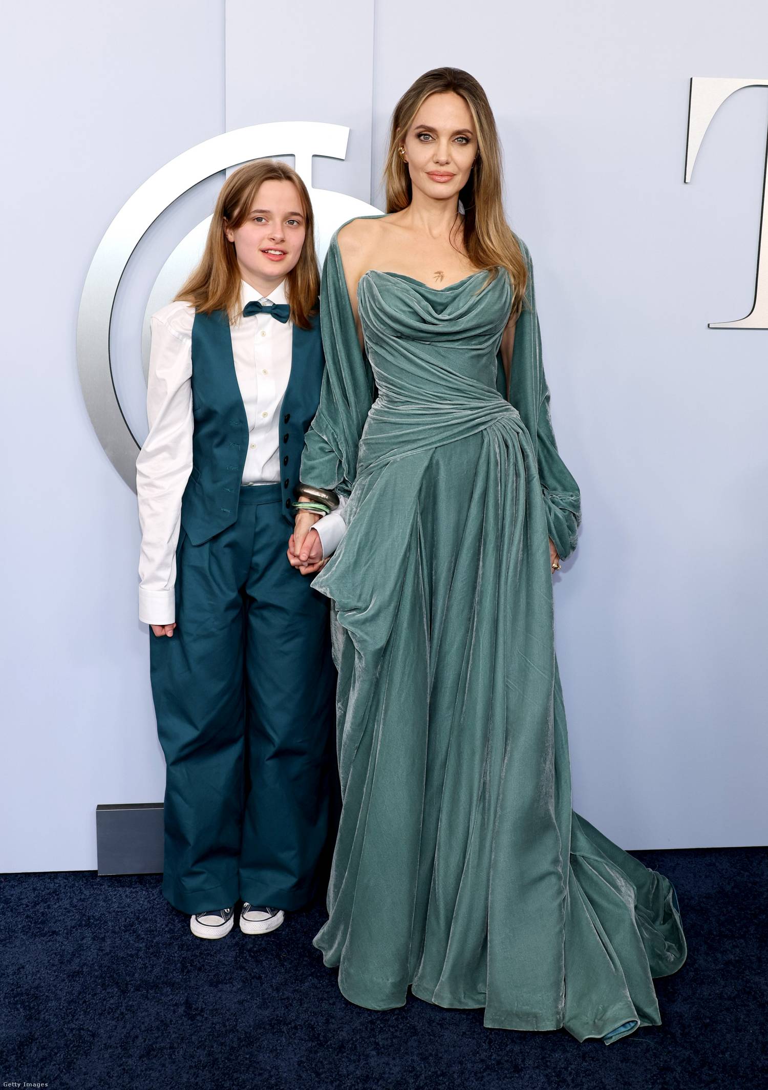 Angelina Jolie és 15 éves lánya, Vivienne hasonló tónusú ruhákban jelentek meg az eseményen.