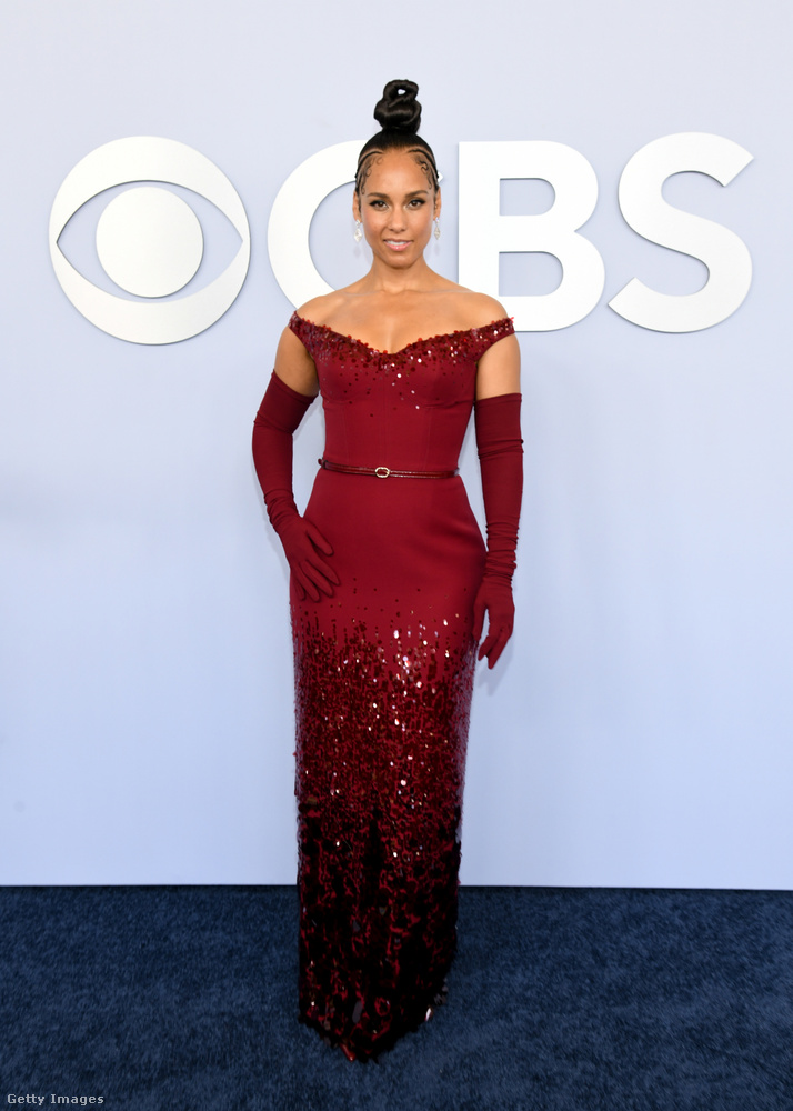 Alicia KeysEgy fokkal merészebb ruhát választott a Grammy-díjas Alicia Keys, a szakértők szerint azonban még belefért a Gucci ruhájának vörös csillogása és a rajongók is így gondolták.