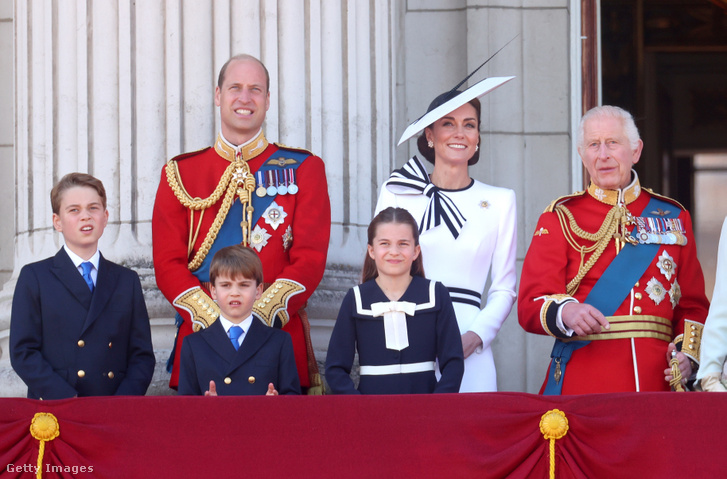 György walesi herceg, Vilmos walesi herceg, Vilmos herceg, Lajos walesi herceg, Lajos herceg, Katalin walesi hercegnő, Charlotte walesi hercegnő és III. Károly király a Buckingham-palota erkélyén 2024. június 15-én, Londonban, Angliában
