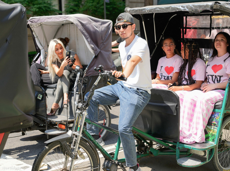 Az Amerikai Horror Story legutóbbi évadjának sztárja pedicabbe, vagyis modern kialakítású riksákba ültette a gyerekeket, hogy biciklihajtással járják be New Yorkot.