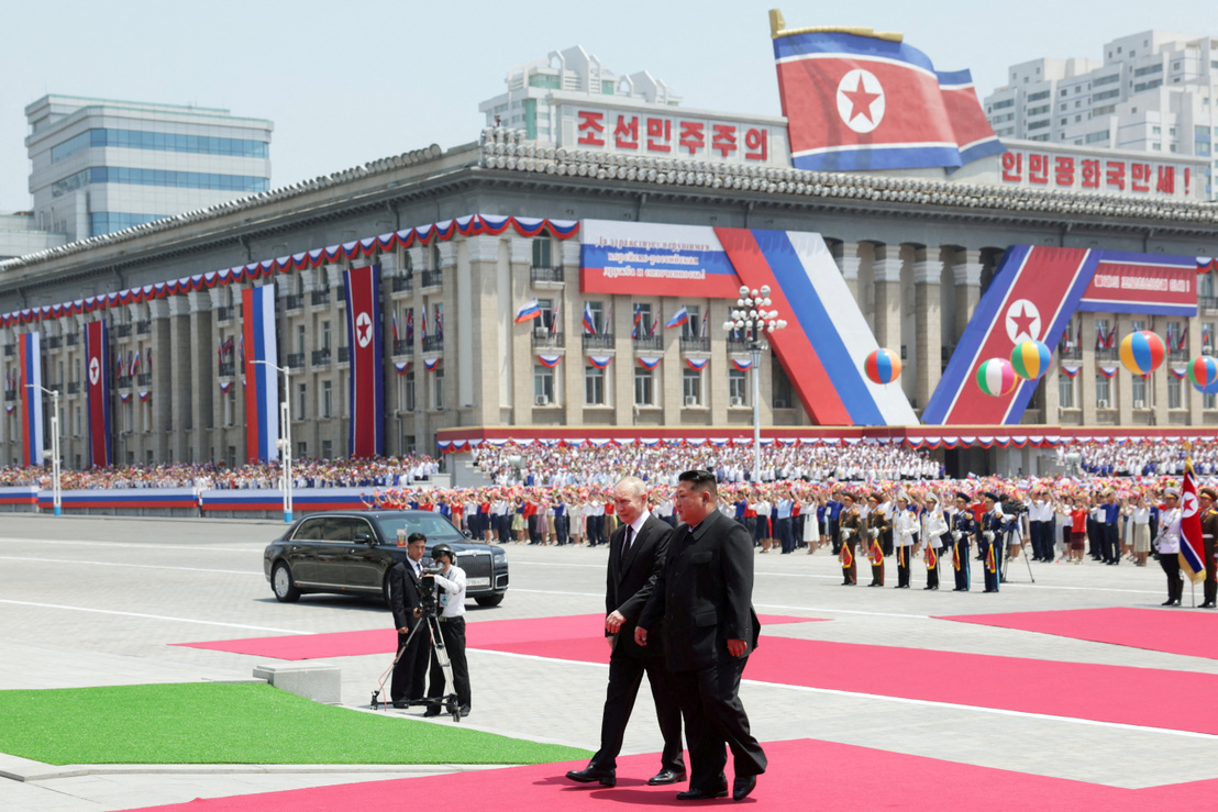 Vlagyimir Putyin orosz elnök és Kim Dzsongun észak-koreai vezető hivatalos fogadóünnepségen vesz részt a Kim Il Szung téren, Phenjanban, Észak-Koreában 2024. június 19-én