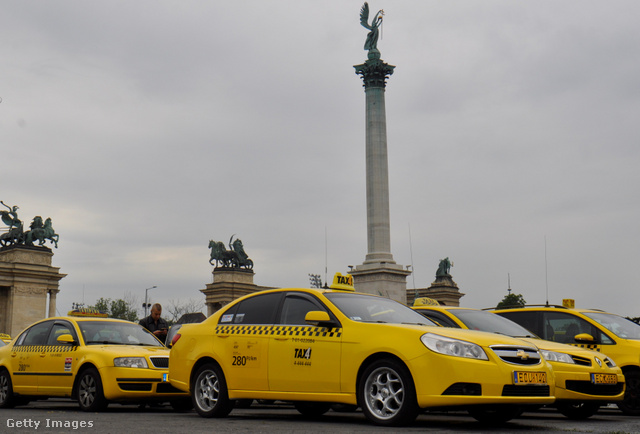 A magyar taxisok pár éve az Uber ellen tüntettek, ma megmentőjük lehet, és nem csak a nagy bónusz miatt
