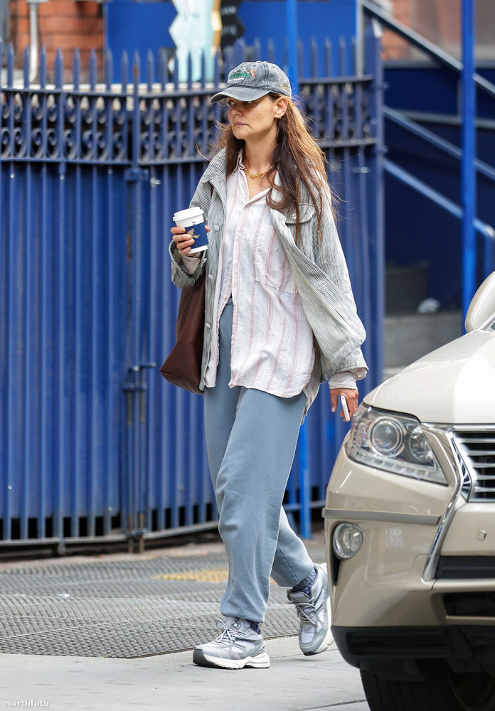 Katie Holmes-t New Yorkban kapták lencsevégre egy elég lezser öltözetben, egy pohár kávéval a kezében.A színésznő újabban rendezői babérokra tör, tavaly jelent meg első filmje Rare Objects címen