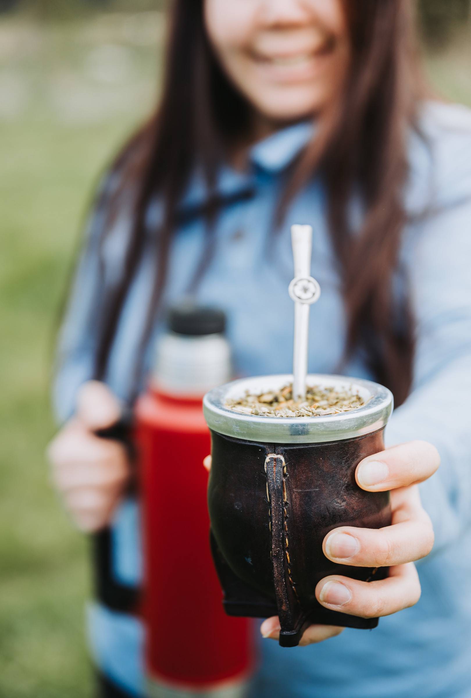 A teafüvet a mate nevű kiszárított lopótökbe, fából faragott vagy öblös kerámiacsészébe teszik.