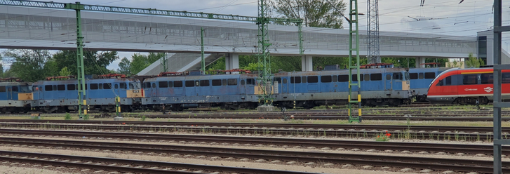 Javításra váró V43-as sorozatú villanymozdonyok és Siemens Desiro motorvonatok a Székesfehérvári műhelysoron. Fotó: Juhász Péter/Totalcar