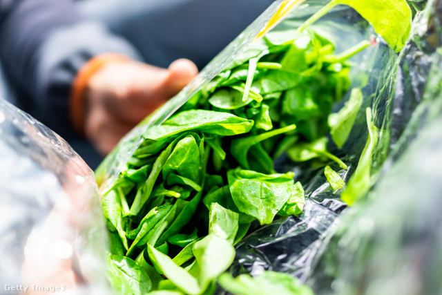 Hiába szerepel a zöldség csomagolásán, hogy megmosták, ez kevés a veszély elhárításához, és otthon sem mindegy, hogyan tisztítod meg