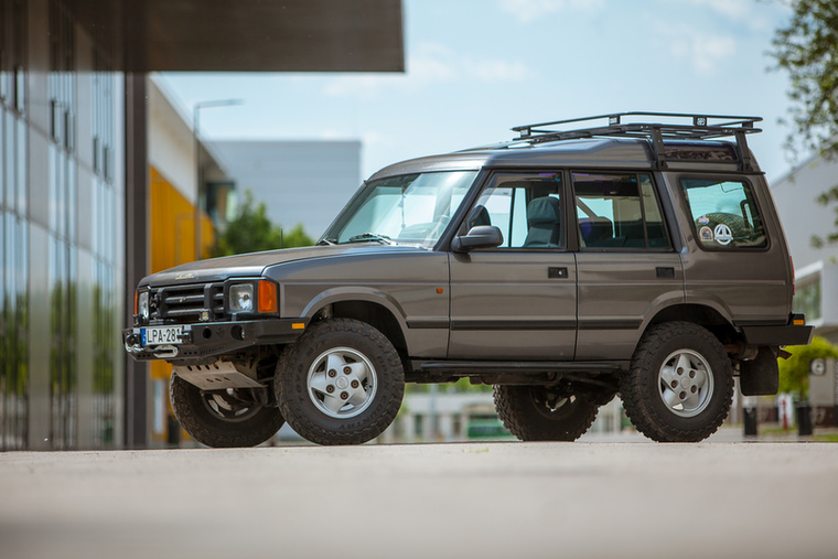 Jöjjön most egy adag terepjáró, az élen mindjárt egy 1993-as Land Rover Discovery-vel.