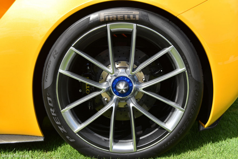 A 91 kWh kapacitású akkumulátor akár 350 kilométeres hatótávot ígér, míg a Pirelli Trofeo R gumikkal felszerelt 20 és 21 colos magnéziumfelnik, valamint az AP Racing karbonkerámia fékrendszer garantálja a biztonságot és a kiváló manőverezhetőséget.