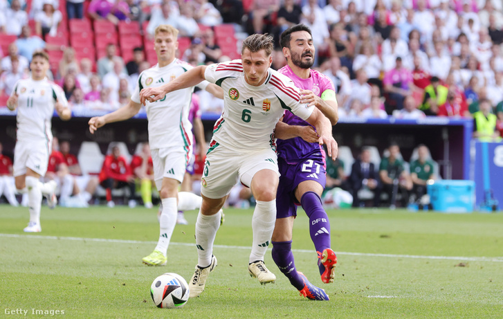 A német Ilkay Gündogan (jobbra) és a magyar Willi Orban küzd a labdáért a Németország–Magyarország UEFA EURO 2024 csoportmérkőzésen, a Stuttgart Arénában 2024. június 19-én