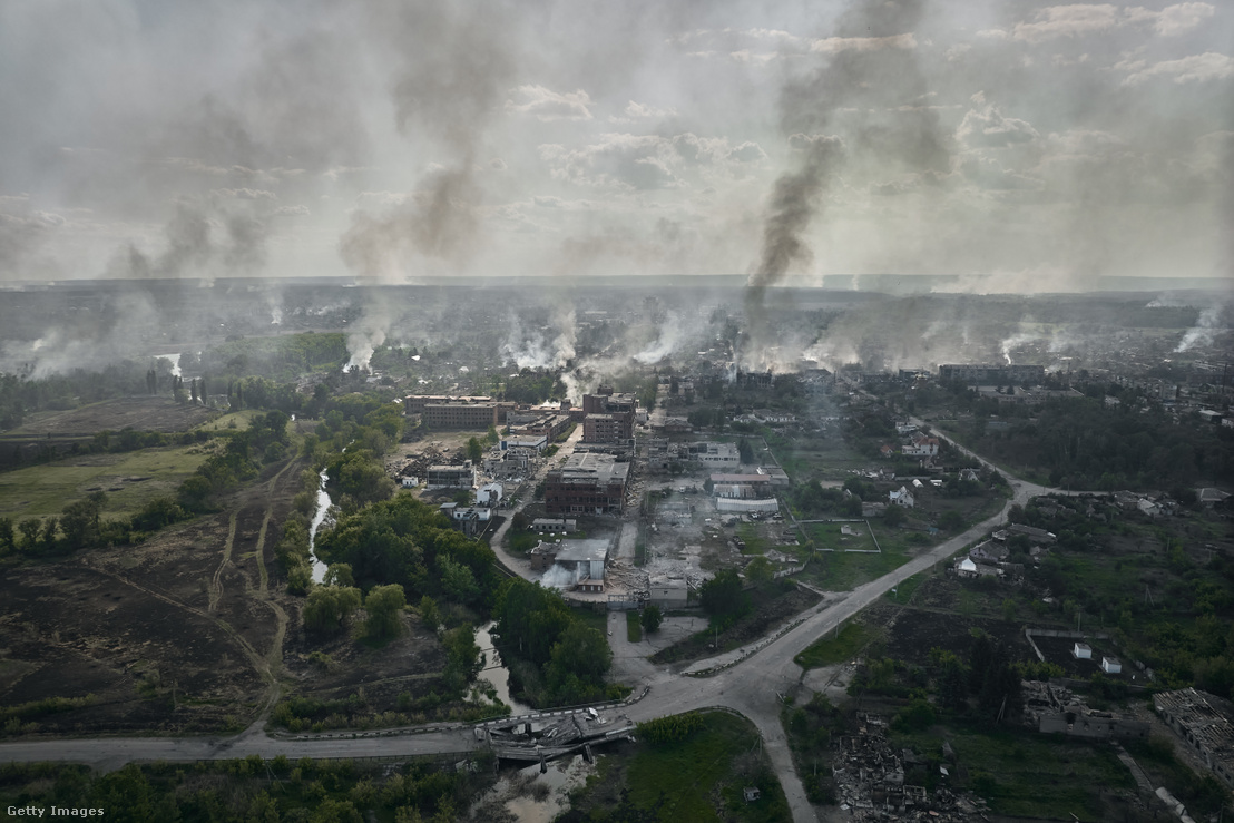 Megrongálódott épületek 2024. május 20-án Vovcsanszkban, Ukrajnában
