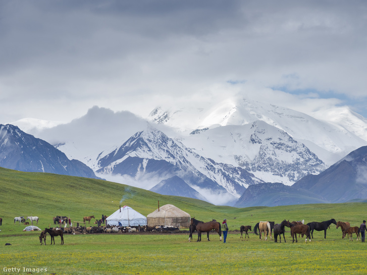 Egy jurta, háttérben a Transalai-hegység Kirgizisztánban