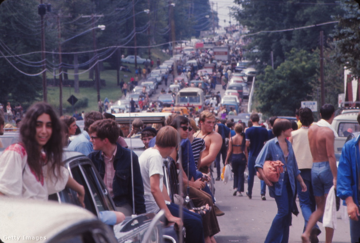 Emberek a Woodstocki Zenei Fesztiválra tartó úton Bethel felé, New York államban, 1969. augusztus 18-án