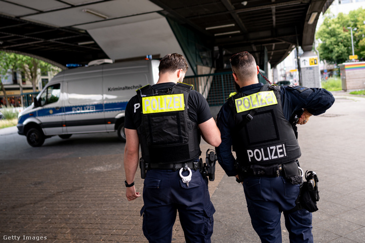 A berlini rendőrség a Kottbusser Tor metróállomáson