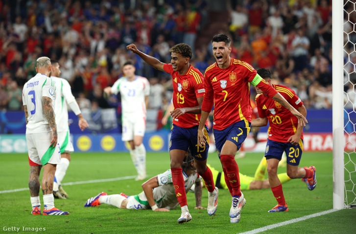 Lamine Yamal és Alvaro Morata ünneplik csapatuk első gólját, amelyet az olasz Riccardo Calafiori öngóljával szerzett a Spanyolország–Olaszország-mérkőzésen az Arena AufSchalke stadionban, a németországi Gelsenkirchenben 2024. június 20-án