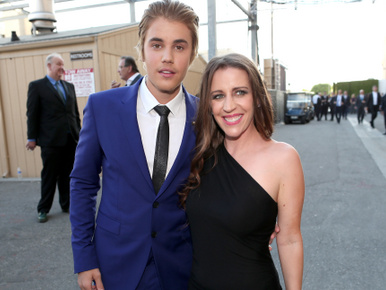 Sokan akár Justin Bieber nővérének is nézhetnék: elképesztően néz ki az énekes édesanyja