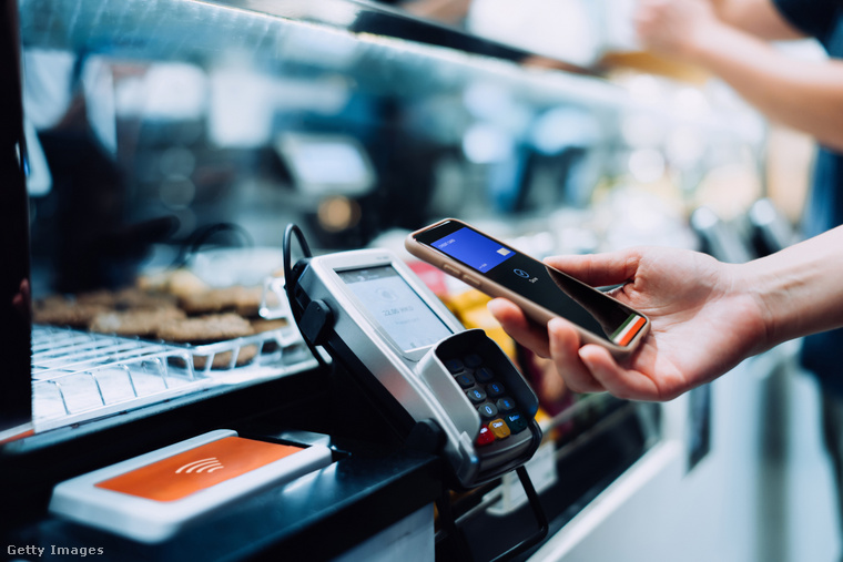 A bankkártyás tranzakciók díjai az utóbbi időben emelkedtek, különösen a kis forgalmú kereskedők esetében, ahol a díjak akár a 3,1 százalékot is elérhették. (Fotó: d3sign / Getty Images Hungary)