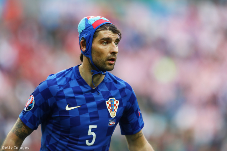 A horvát Vedran Corluka a Stade Geoffroy-Guichard Stadionban 2016. június 17-én Saint-Etienne-ben