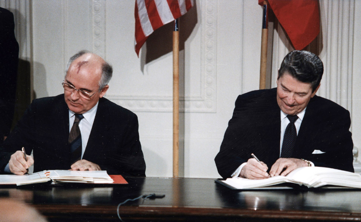 Mihail Gorbacsov és Ronald Reagan aláírják az INF egyezményt 1987. december 8-án a Fehér Házban