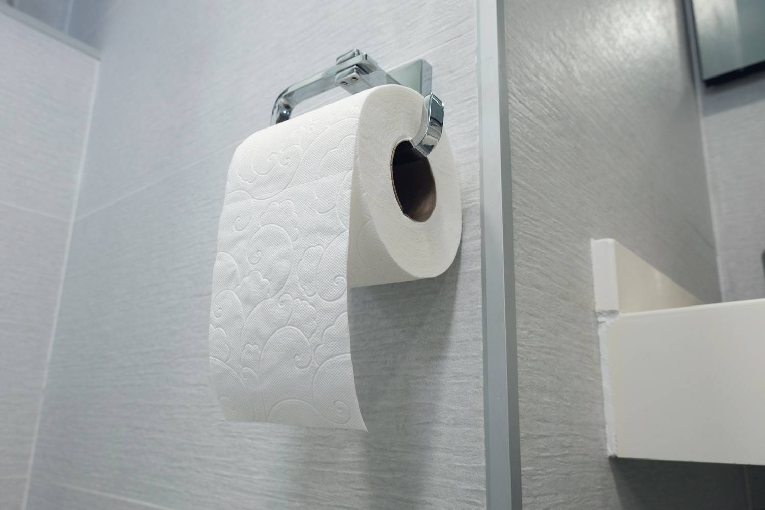 Te a WC-papírt falnak befele vagy kifele aggatod fel? Míg a legtöbben falnak távol rakják fel, egyesek falnak befelé.