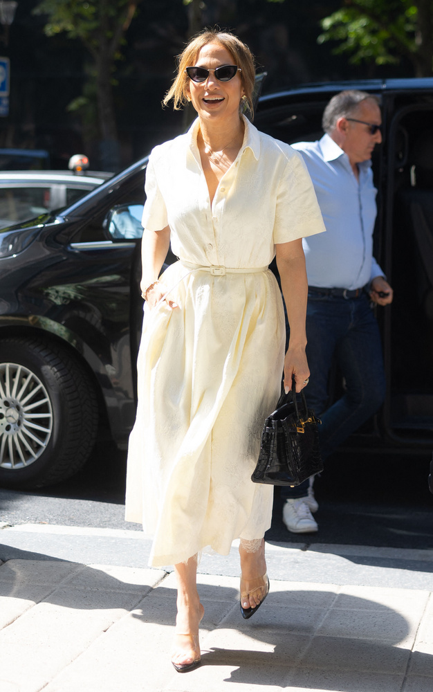 Jennifer Lopezt Párizsban fotózták le, amikor az Atelier Dior ruhapróbára érkezett múlt vasárnap