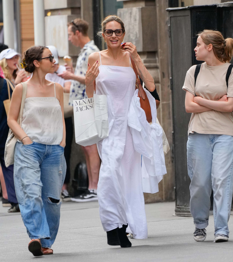 Angelina Jolie-t a lányával, Viviannal örökítették meg a paparazzók, amint a New York-i Sohóban vásároltak