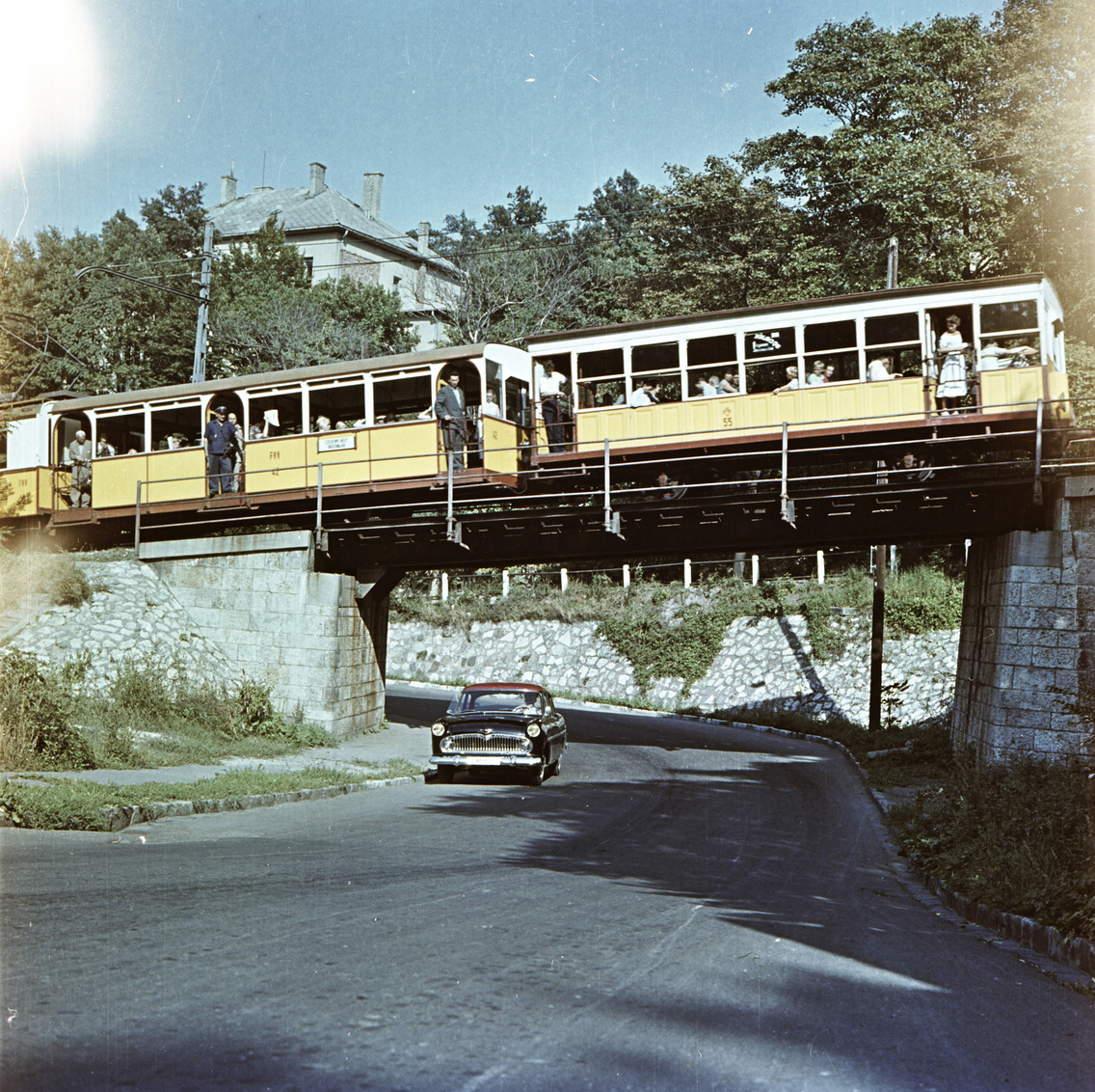 A fogaskerekű a Béla király út feletti hídon halad át, 1959