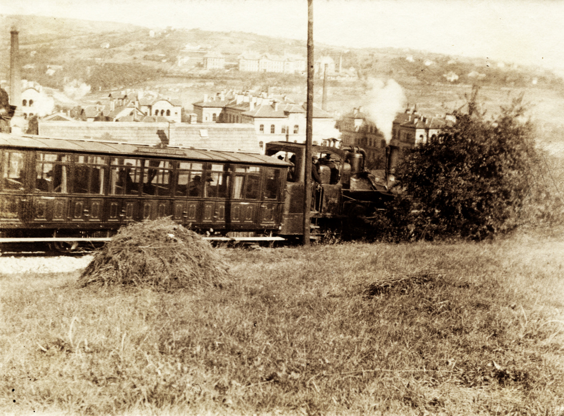 A fogaskerekű az Orgonás megálló közelében, háttérben a Szent János Kórház, 1905