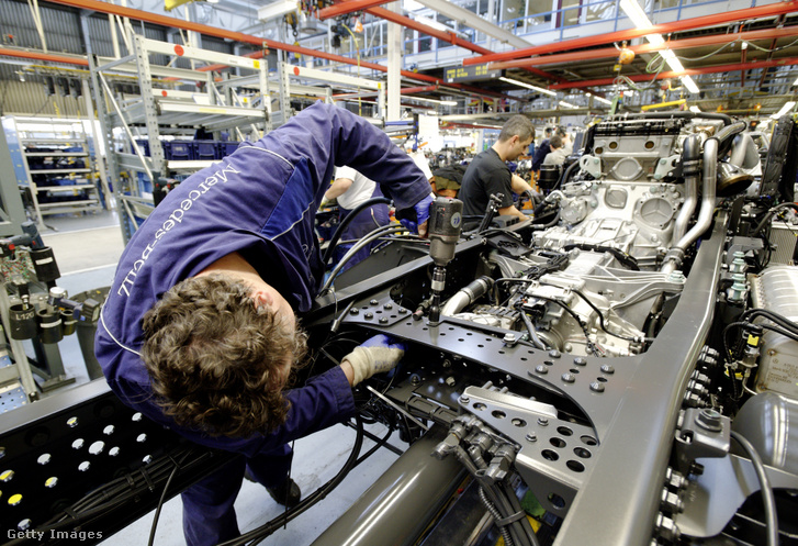 Dolgozók egy németországi Mercedes-gyárban 2015. áprilisában