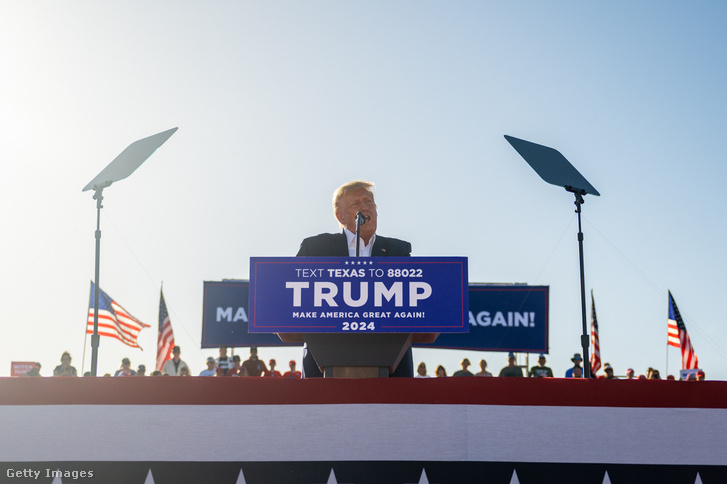 Donald Trump volt amerikai elnök beszédet mond egy gyűlésen 2023. március 25-én a texasi Wacóban