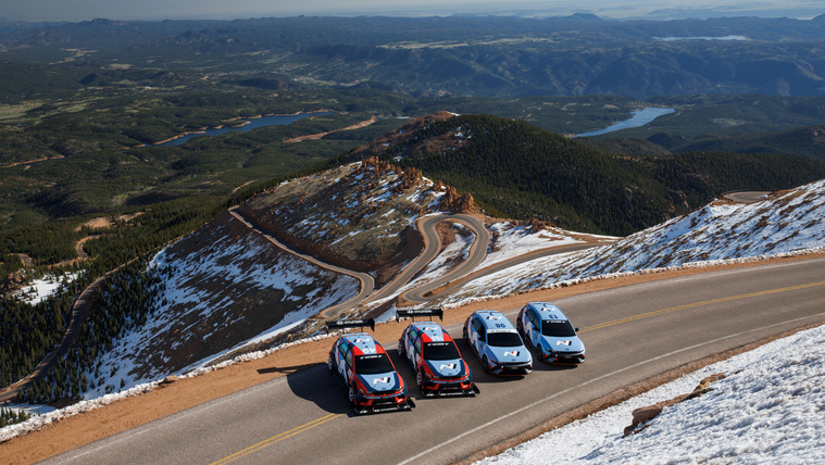 A Pikes Peaken induló Hyundai Ioniq 5 N-ek. Balra a két TA (Time Attack) kiadású átépített, jobbra a két gyári autó.