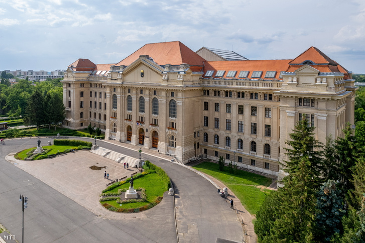 A drónnal készült képen a Debreceni Egyetem főépülete 2023. június 8-án