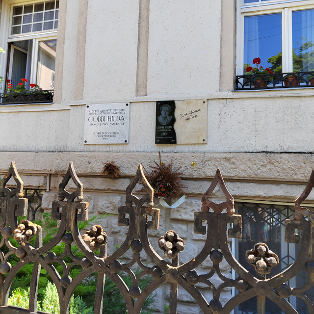 Gobbi Hilda karitatív tevékenységére a Lendvay utcában emléktáblák hívják fel a figyelmet