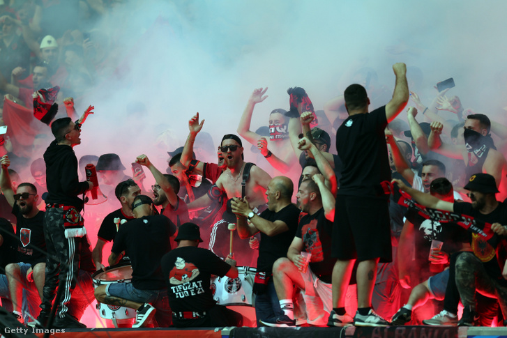 A düsseldorfi stadionban remek hangulatot teremtettek a jelentős túlsúlyban lévő albán drukkerek