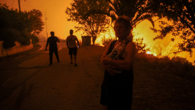 Pokoli hőségben harcolnak a lángokkal Görögországban