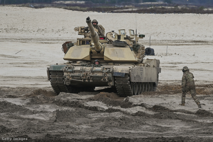 Amerikai katonák M1A2 Abrams harckocsikkal gyakorolnak Nowa Debában, Lengyelországban 2023. április 12-én