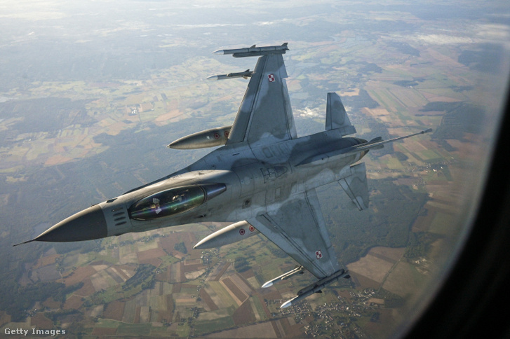 A lengyel légierő egy F–16-os Fighting Falconja részt vesz a NATO légi pajzsvédelmi gyakorlatán a Lask légibázison 2022. október 12-én Laskban, Lengyelországban