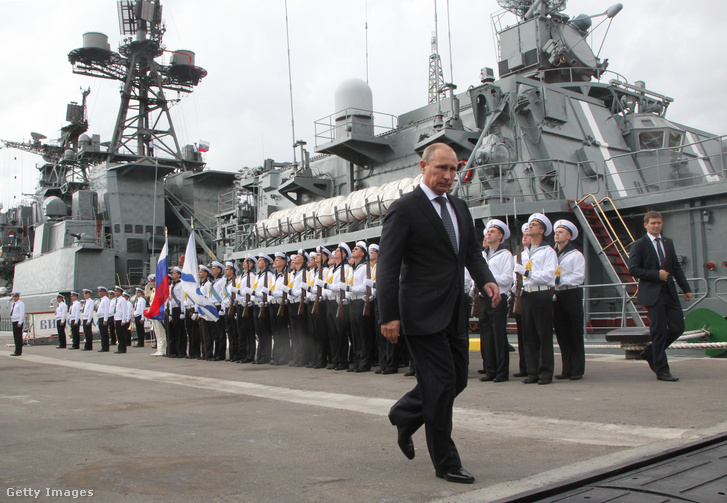 Vlagyimir Putyin orosz elnök meglátogatja a Kulakov ellentengernagy rombolót a Fekete-tengeri Flotta haditengerészeti bázisán 2014. szeptember 23-án az oroszországi Novorosszijszkban