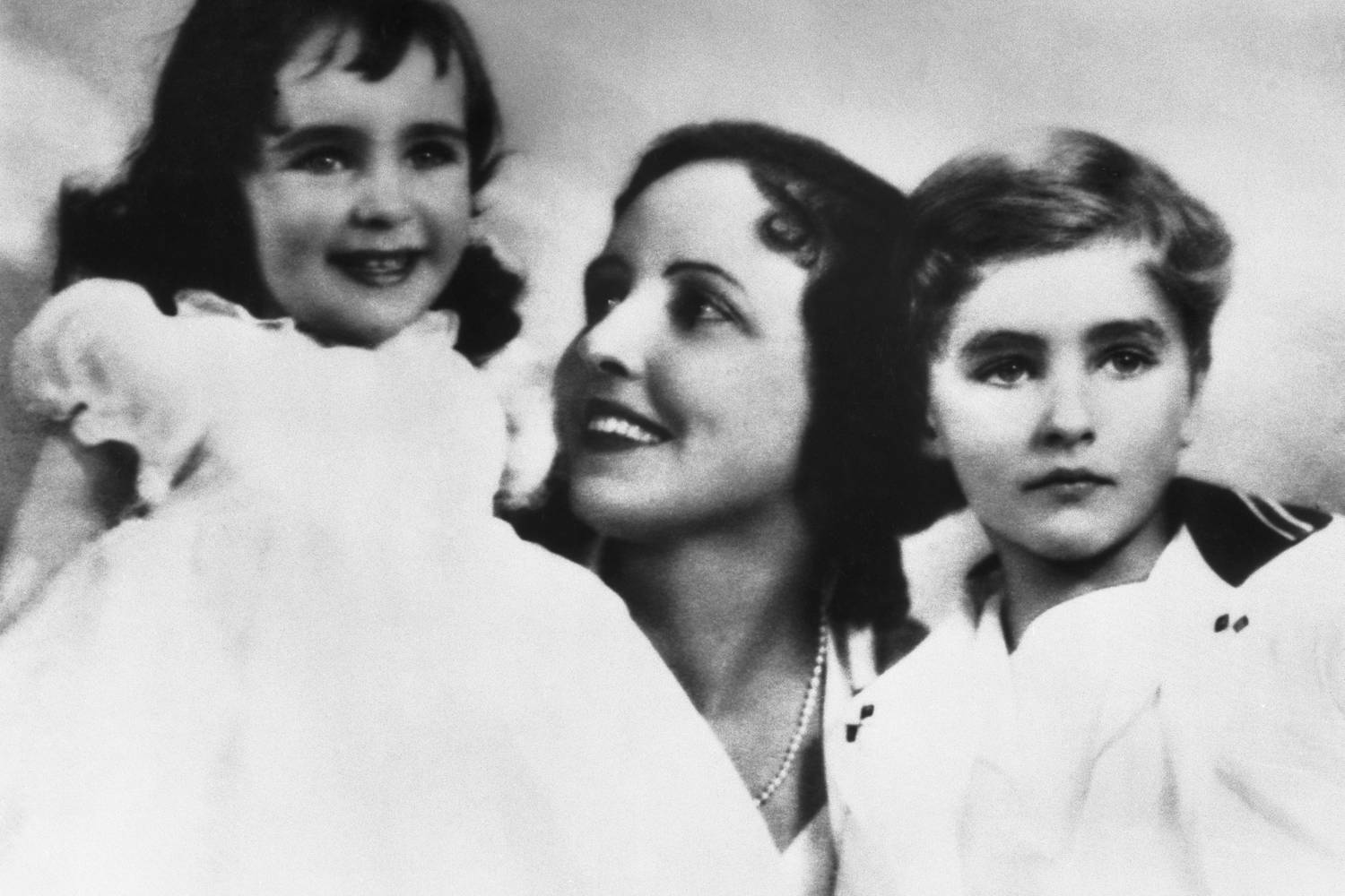 Ez kétéves kislány lett a XX. század egyik legnagyobb mozisztárja. Liz Taylor a képen édesanyjával, Sara Sothern színésznővel és testvérével, Howarddal látható.