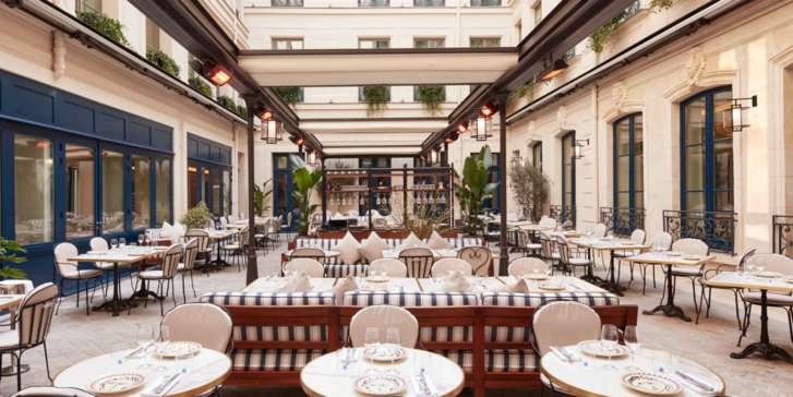 A La Chambre Bleue a Maison Delano luxushotel átriumát foglalja el