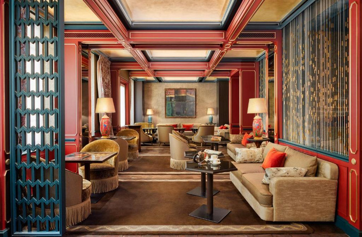 A hotel dizájnját Montesquieu Perzsa levelek című szatirikus műve ihlette