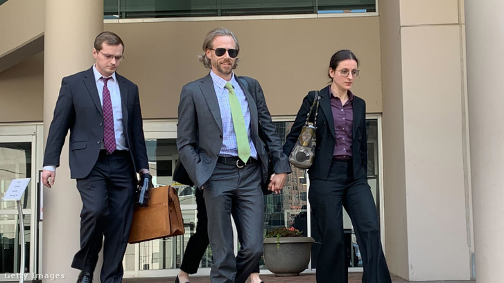 Dr. Anna Gabrielian (jobbra) kezet fogva sétál házastársával, Dr. Jamie Lee Henryvel, miközben távoznak a baltimore-i szövetségi bíróságról