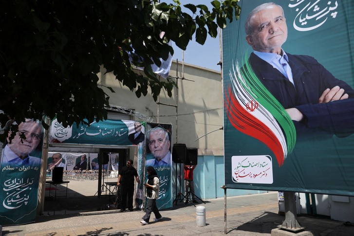 Maszúd Pezeskián elnökjelölt transzparense egy teheráni kampányközpontban Iránban 2024. június 26-án