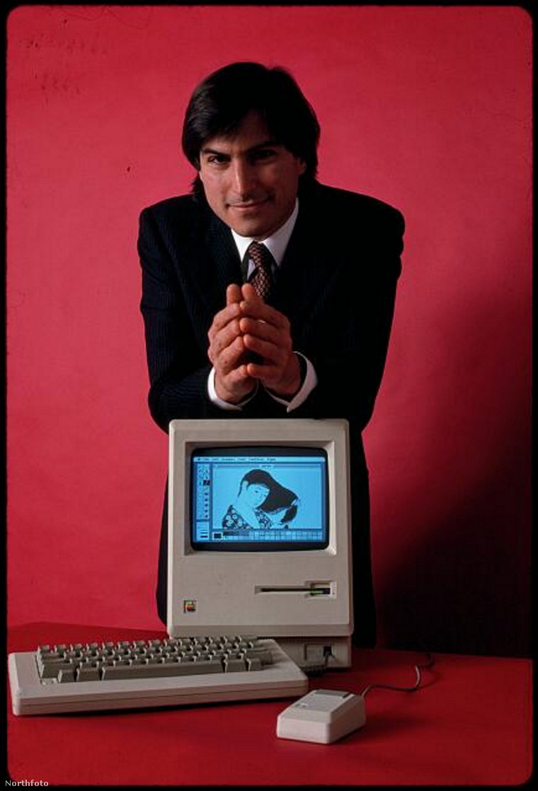 Steve Jobs egy ikonikus Apple reklámban viselt sötétkék tűcsíkos Brioni öltönye hamarosan aukcióra kerül. (Fotó: / Swns / Northfoto)