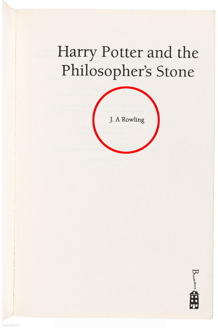 A „Harry Potter és a bölcsek köve” egy ritka, javítatlan példánya, amelyen a szerző nevét tévesen „J. A Rowling”-ként tüntetik fel, várhatóan akár 173 millió forintért (371 000 GBP) kerülhet kalapács alá. (Fotó: / Swns / Northfoto)
